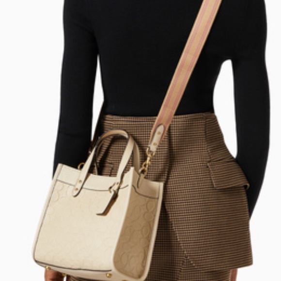 100% Authentic Brand New Coach Field Tote 22 C4829 In Signature Leather, Ivory - Picture 10 of 15